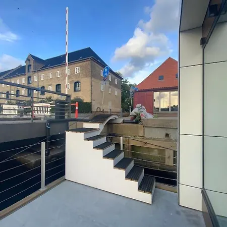 Modern Houseboat - Downtown Daire